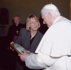 Mennonite World Conference president Nancy Heisey hands Pope Benedict XVI an icon of Anabaptist martyr Dirk Willems. (Courtesy of The Mennonite)